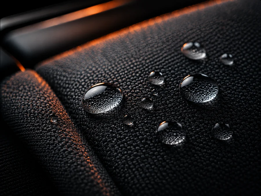 Textil oscuro con gotas de agua